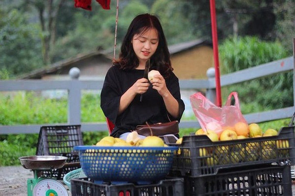 Cô bé bán lê ở Hà Giang với màn dậy thì “trổ mã”