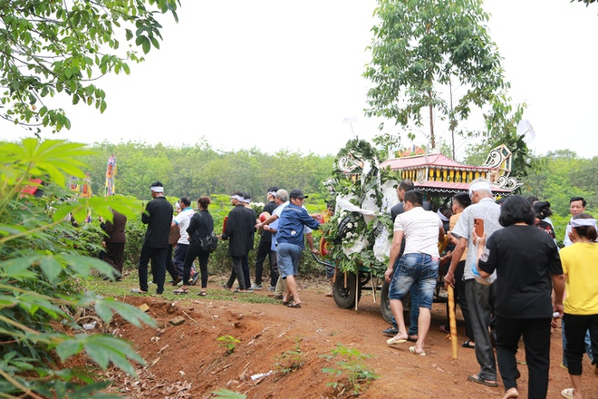 Người thân khóc cạn nước mắt, tiễn đưa nam sinh lớp 8 bị bạn đánh tử vong về nơi an nghỉ cuối cùng - Ảnh 6.